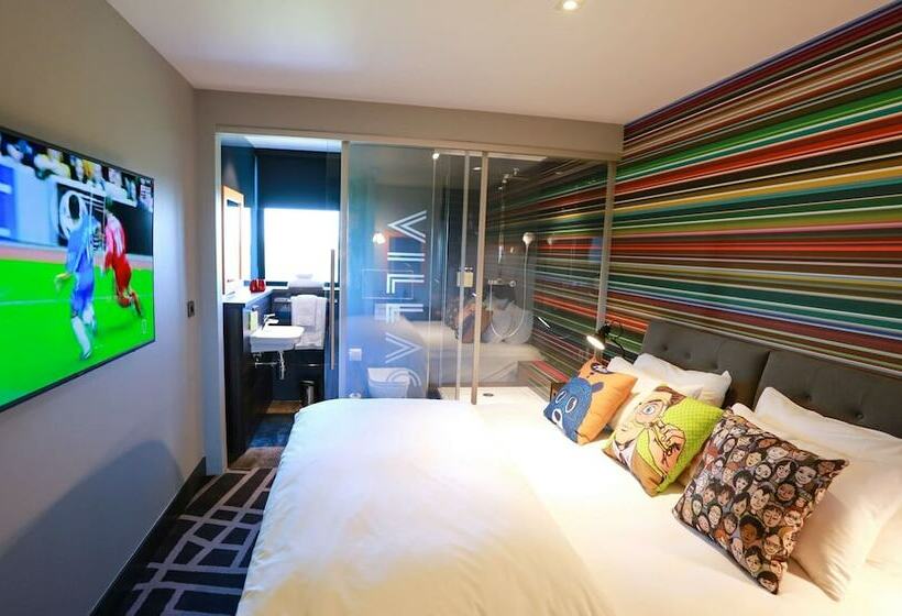 Номер Клуб, Village Hotel Portsmouth