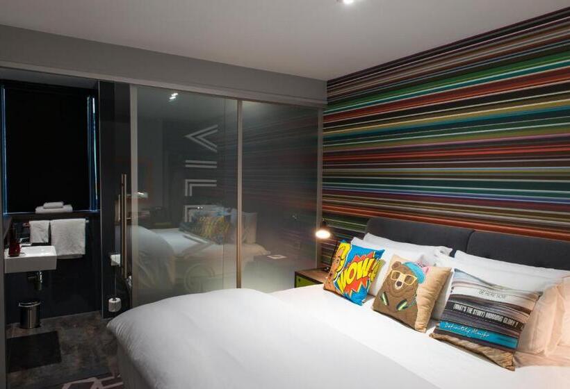 Номер Клуб, Village Hotel Portsmouth