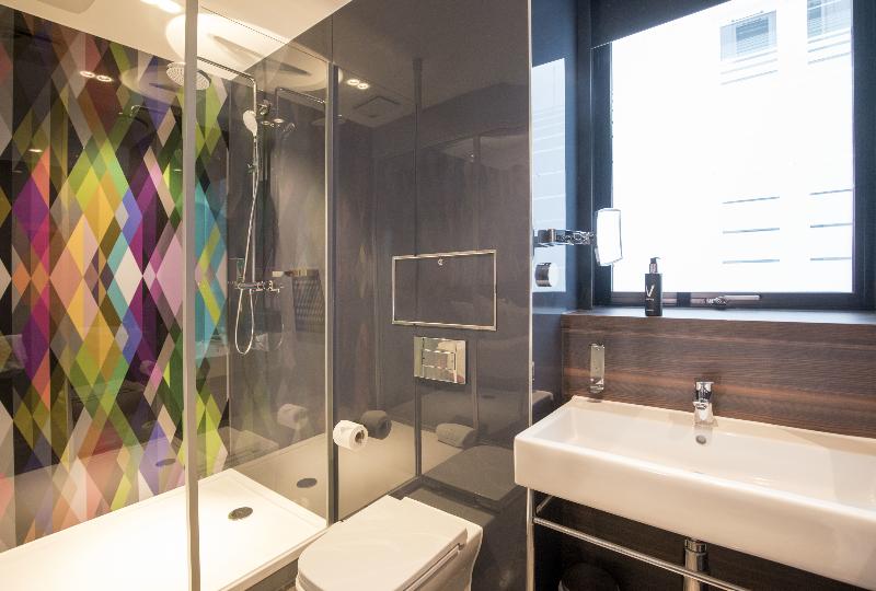 Номер Клуб, Village Hotel Portsmouth