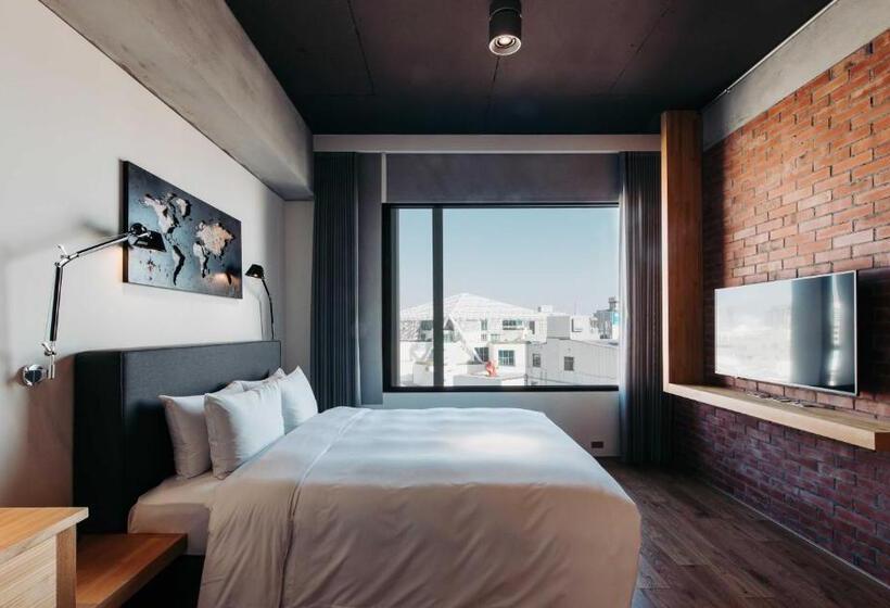 سوییت جونیور, U.i.j Hotel & Hostel