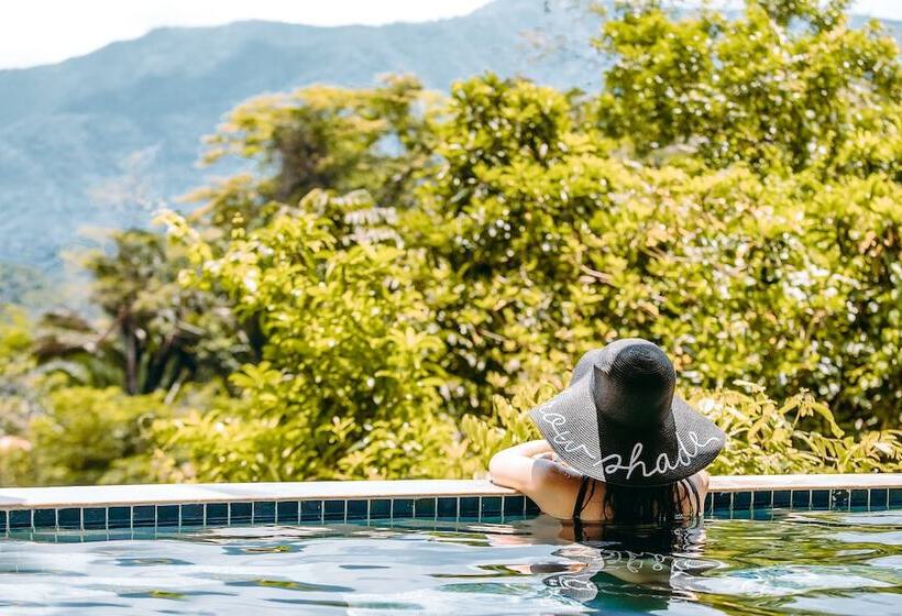 سوییت با چشم‌انداز کوه, Sleeping Giant Rainforest Lodge