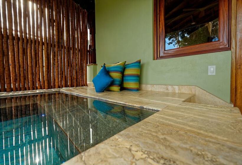 سوئیت با چشم‌انداز رودخانه, Sleeping Giant Rainforest Lodge