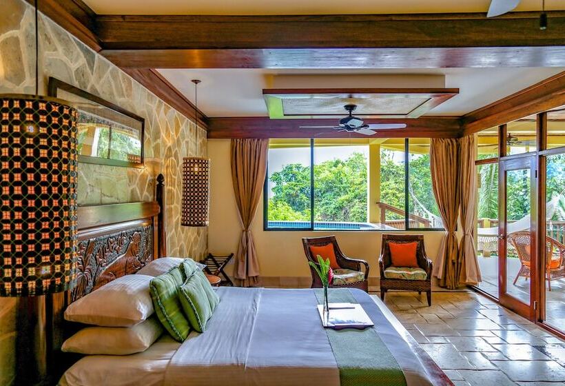 سوییت با چشم‌انداز کوه, Sleeping Giant Rainforest Lodge