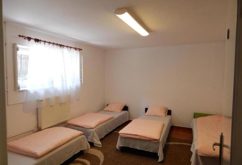 تختخواب در اتاق مشترک, Hostel Madeira