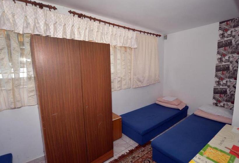 تختخواب در اتاق مشترک, Hostel Madeira