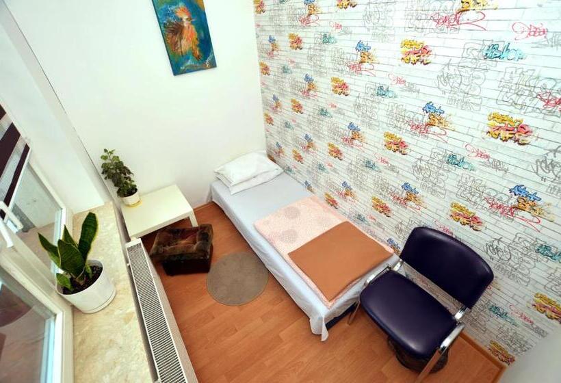 اتاق عادی یک تخته, Hostel Madeira