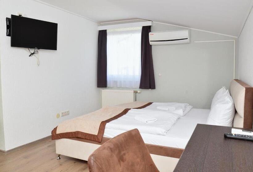 اتاق لوکس با چشم‌انداز باغ, Motel Plaza