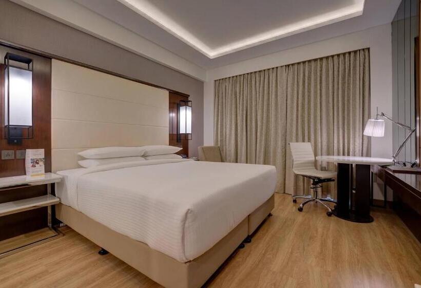 带大床的豪华间, Courtyard By Marriott Surat