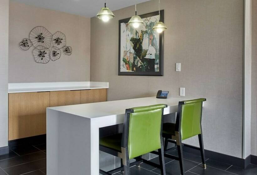 디럭스 스위트, Hilton Des Moines Downtown