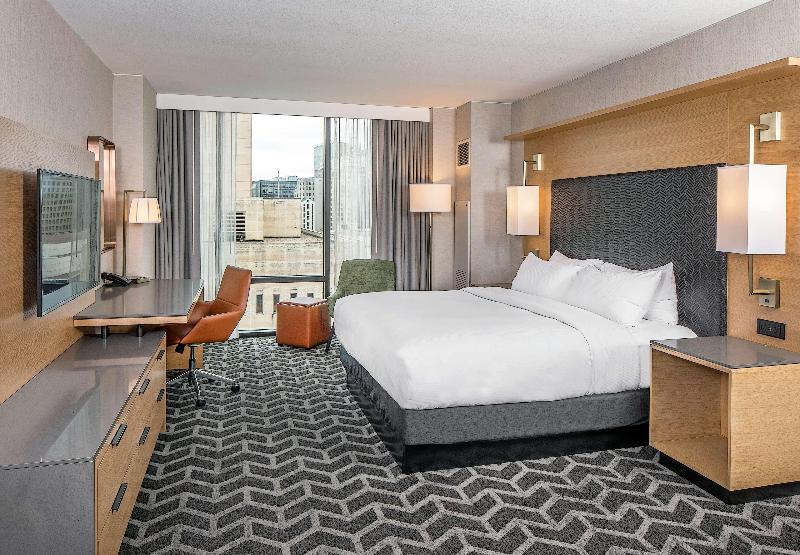 キングサイズベッドのスタンダードルーム, Hilton Des Moines Downtown