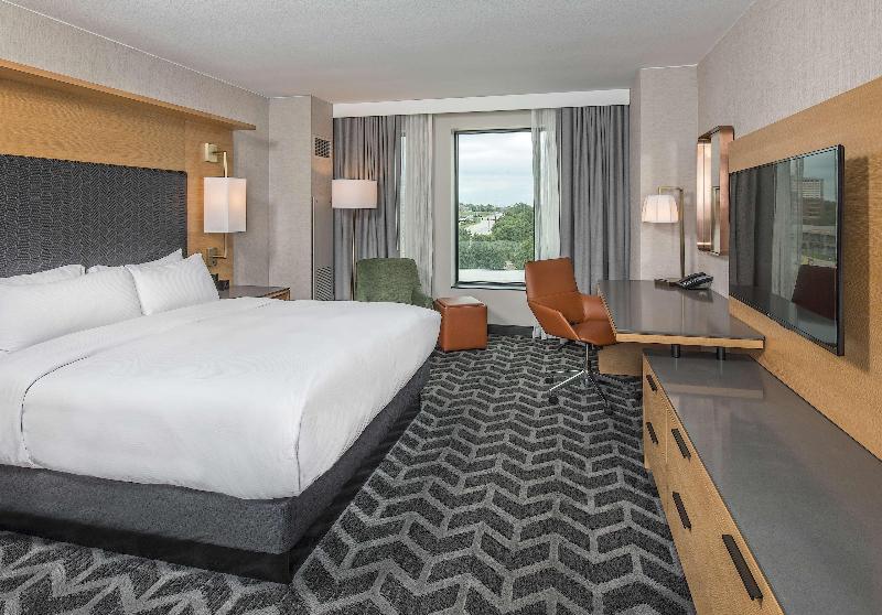 キングサイズベッドのスタンダードルーム, Hilton Des Moines Downtown