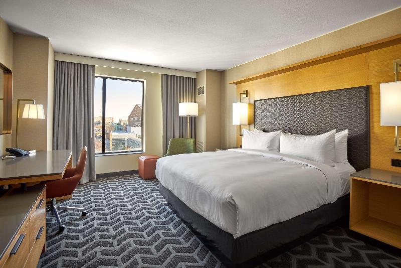 キングサイズベッドのデラックスルーム, Hilton Des Moines Downtown