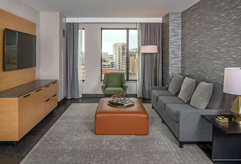 景色の見えるスイートルーム, Hilton Des Moines Downtown