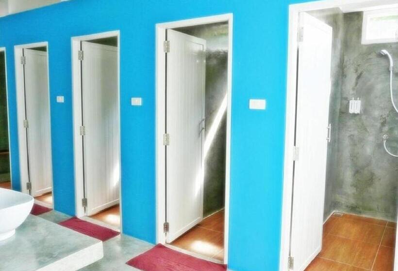 اتاق استاندارد با سرویس بهداشتی مشترک, Glur Hostel