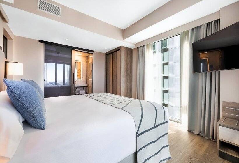 جناح سينيور, Hotel Riu Plaza Toronto