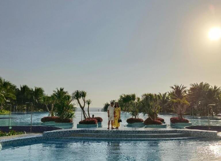 اتاق لوکس با بالکن و چشم‌انداز دریا, The Western Seaview Cam Ranh Condotel