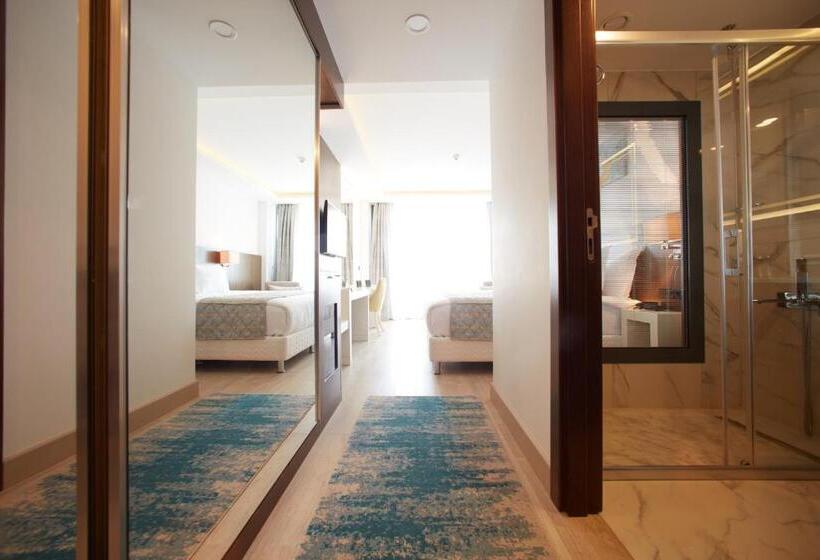 חדר משפחתי נוף לים, The Nowness Luxury Hotel & Spa