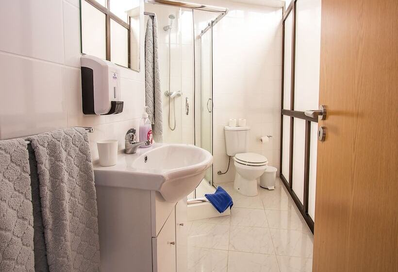 اتاق استاندارد با سرویس بهداشتی مشترک, Central Guest House