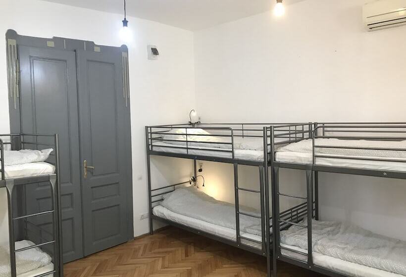 공동 객실, Passpartout Hostel
