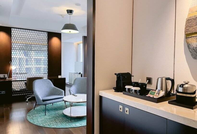 سوئیت با چشم‌انداز رودخانه, Hilton Da Nang