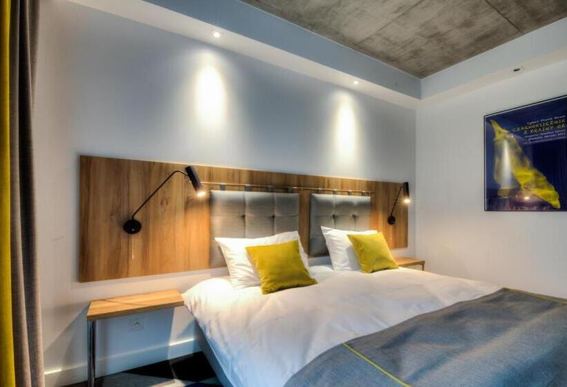 Family Suite, Lwowska 1