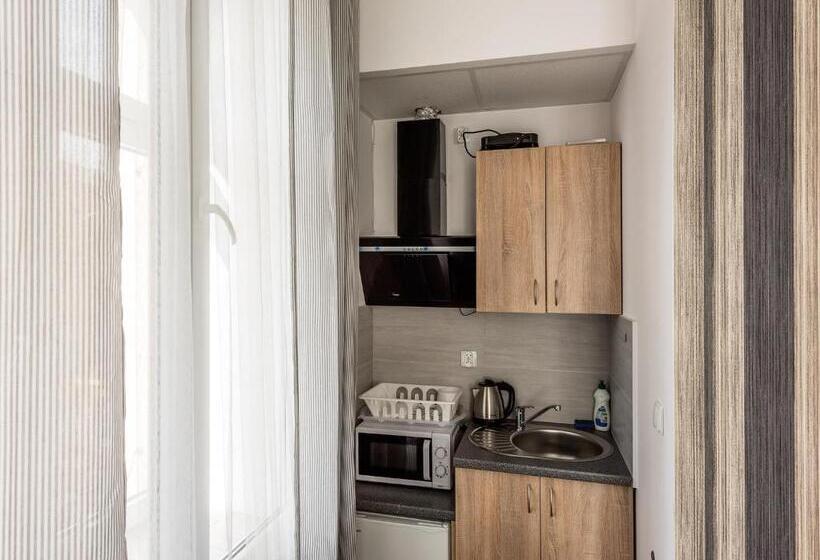 اتاق راحتی سه تخته, Hostel 70s And Queen Apartments
