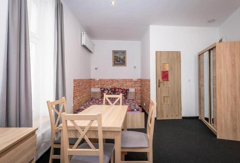 اتاق راحتی سه تخته, Hostel 70s And Queen Apartments