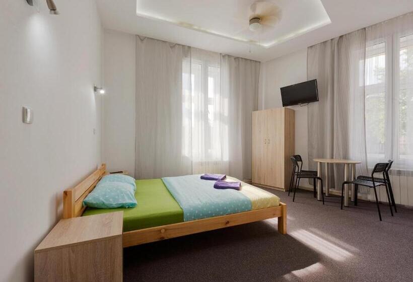 اتاق لوکس, Hostel 70s And Queen Apartments