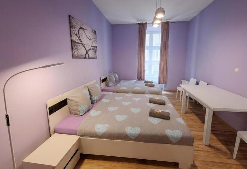 اتاق راحتی سه تخته, Hostel 70s And Queen Apartments