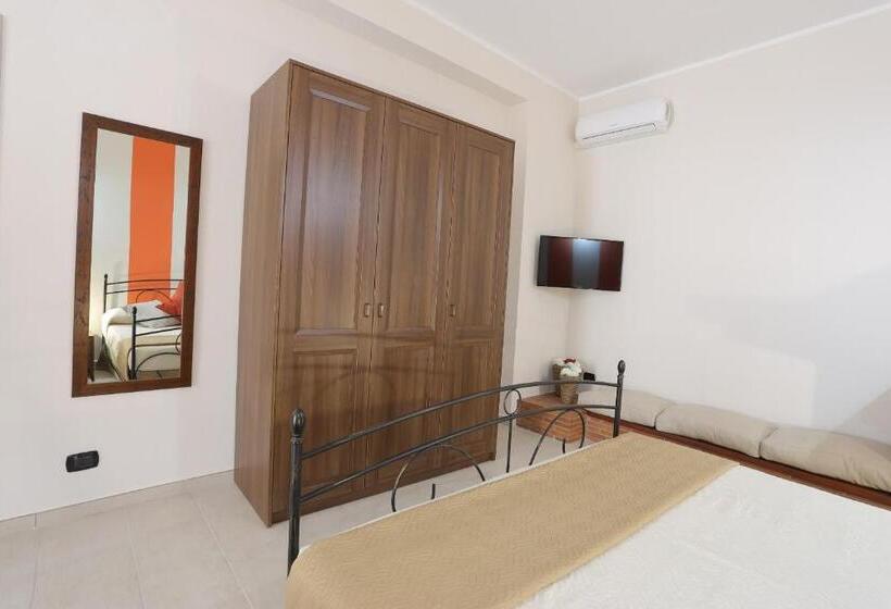 Трехместный Номер Стандарт с Балконом, B&b Cinisi Mare E Monti