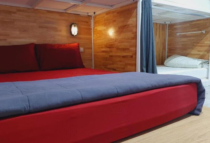 豪华家庭房间, Neat Hostel