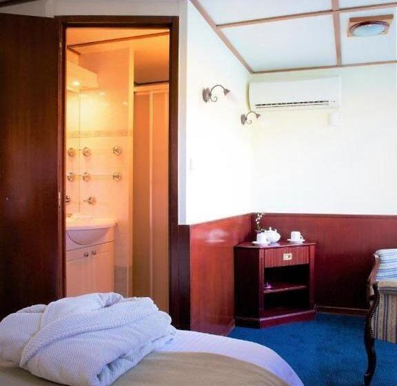 اتاق استاندارد سه نفره, Bateau Hotel à Quai Le Chardonnay