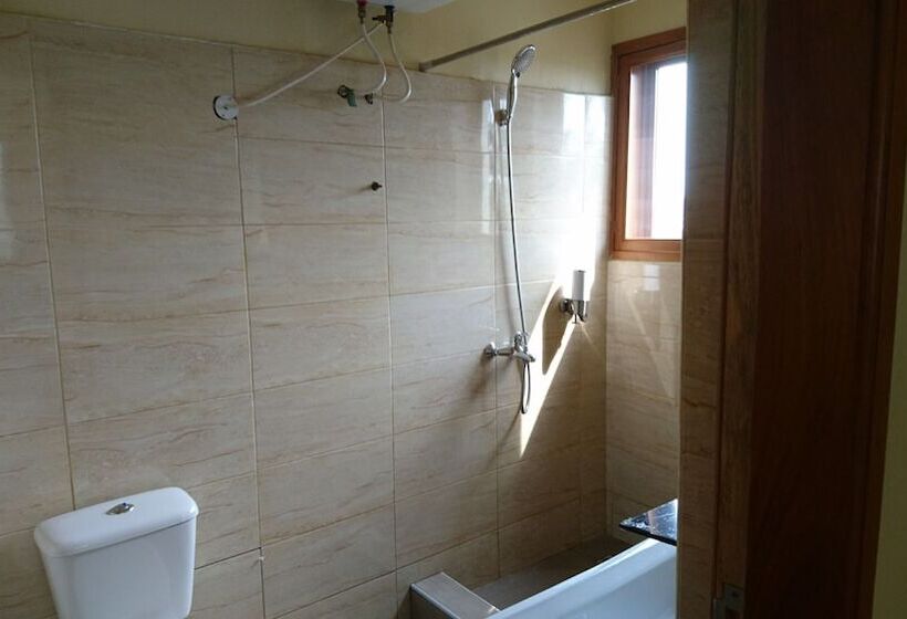 이그제큐티브 스튜디오, The Golden Apple Guest House