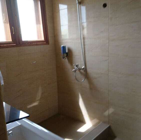 이그제큐티브 스튜디오, The Golden Apple Guest House