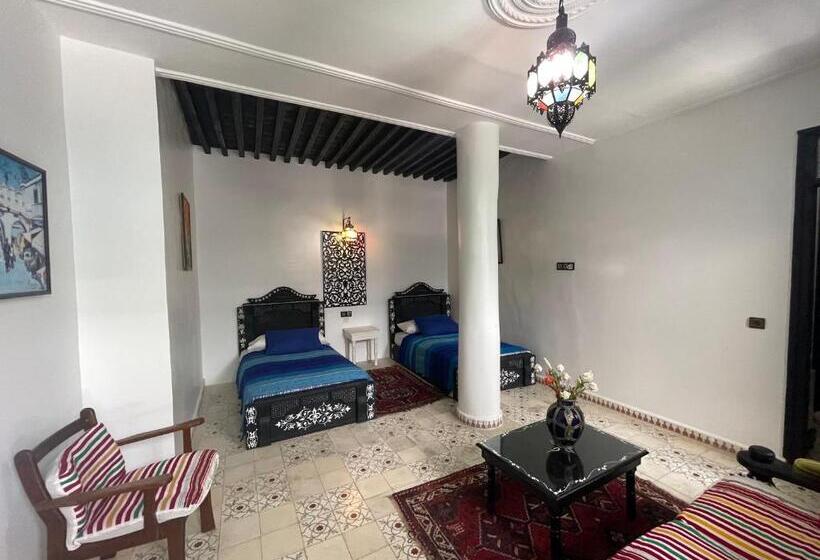 חדר משפחתי, Riad Tingis