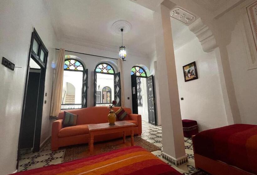 חדר משפחתי, Riad Tingis