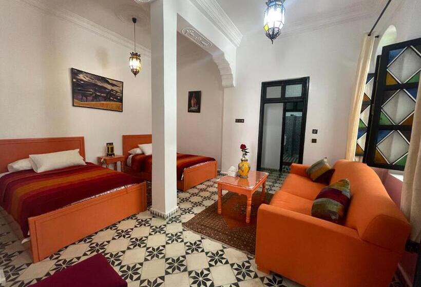 חדר משפחתי, Riad Tingis