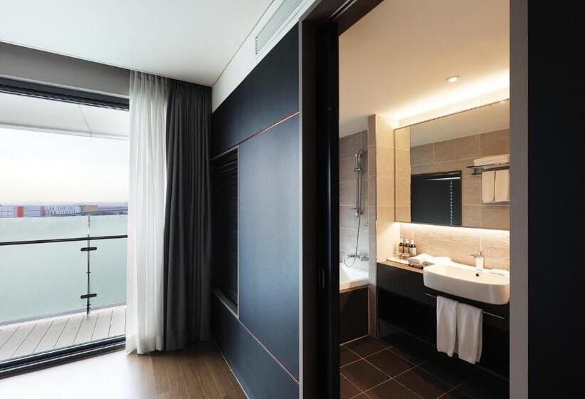 Junior Suite Queen Bed, Marinabay Seoul Ara