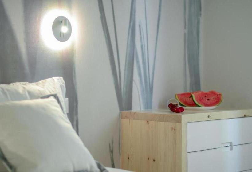 标准间, Antony Suites