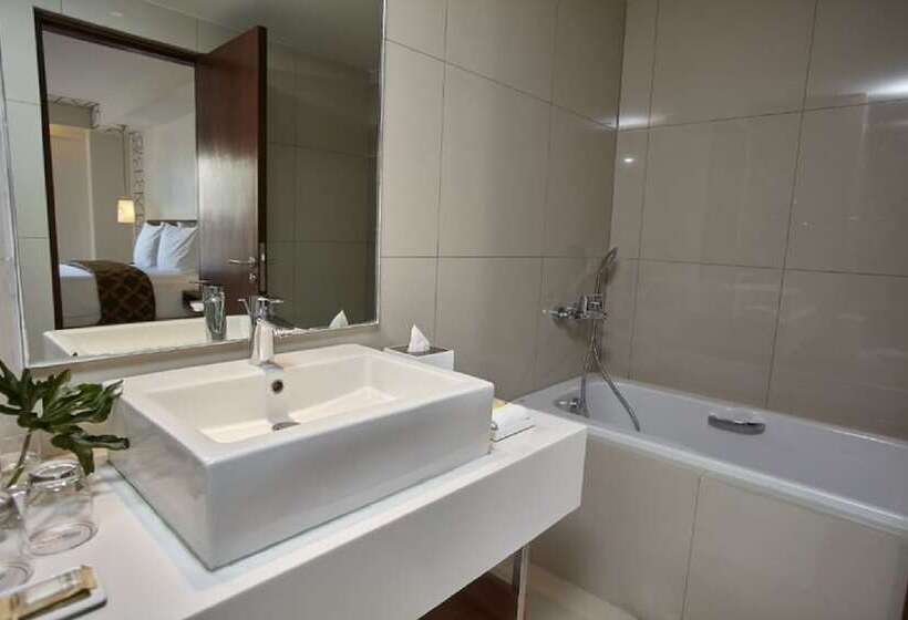 Люкс, Quest Hotel Tagaytay