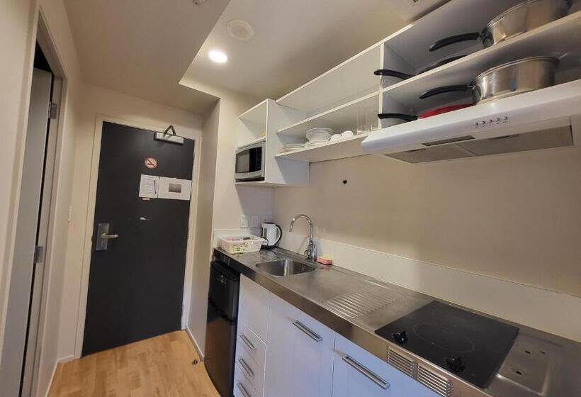 标准工作室, Empire Apartments