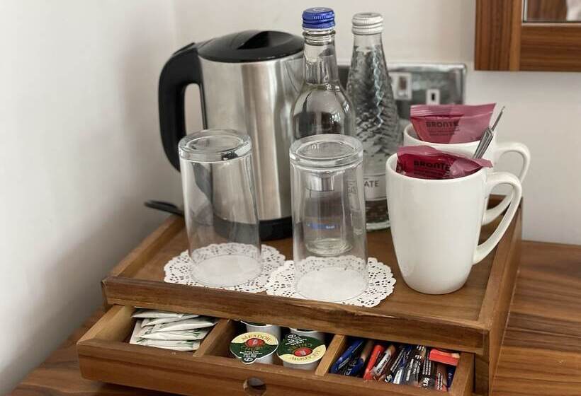 Номер Стандарт, The Jug And Bottle