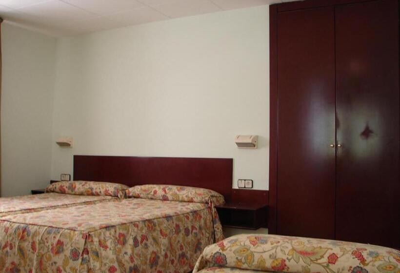 Номер Стандарт Трехместный, Hostal Del Ripollès