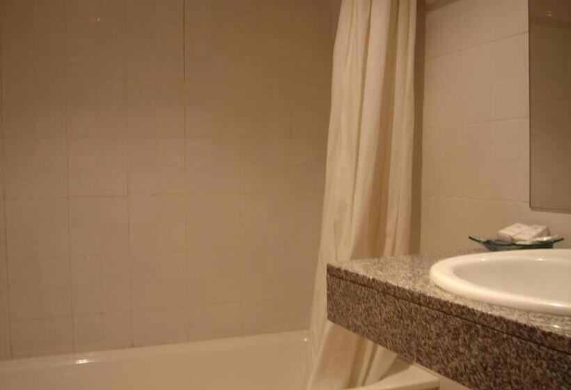 스탠다드 트리플 룸, Hostal Del Ripollès