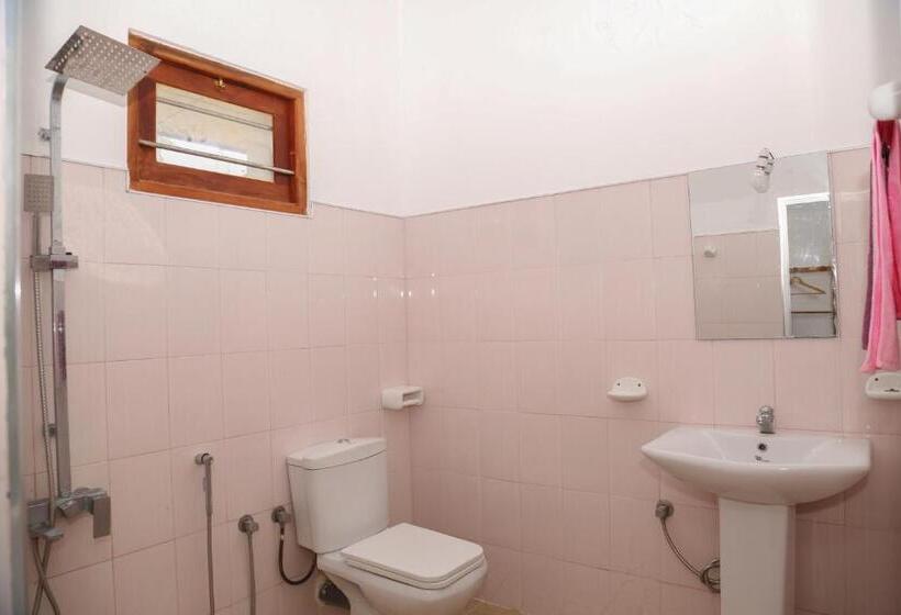 اتاق لوکس با بالکن, Tithira Guest House