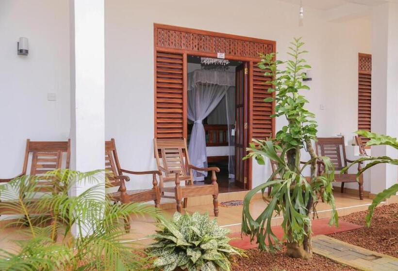 اتاق خانوادگی با چشم‌انداز باغ, Tithira Guest House