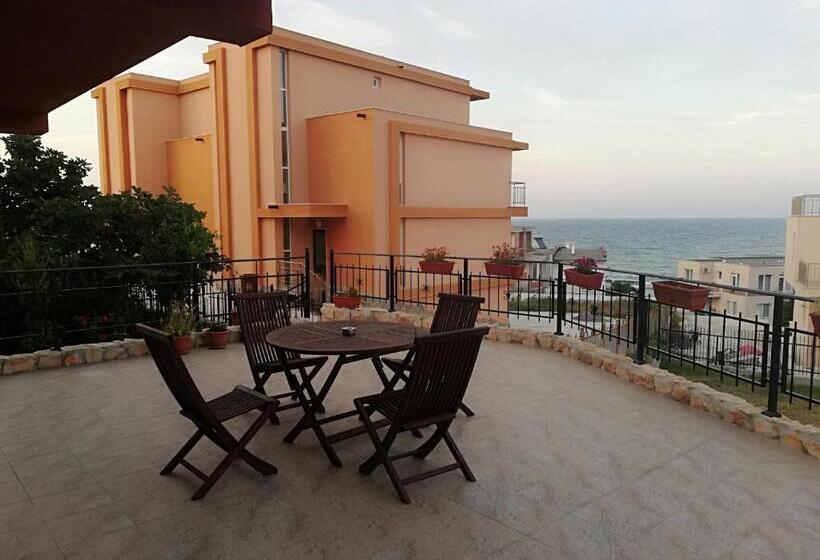 סטודיו סטנדרטי עם נוף לים ומרפסת, Neli Sea Villa