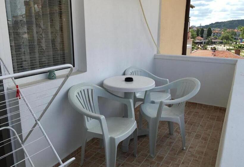 Трехместный Номер Стандарт с Балконом, Borko Guest House