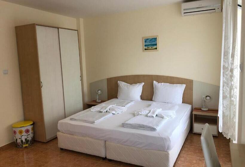 Трехместный Номер Стандарт с Балконом, Borko Guest House
