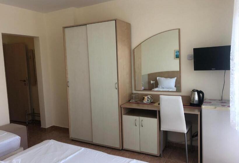 Трехместный Номер Стандарт с Балконом, Borko Guest House